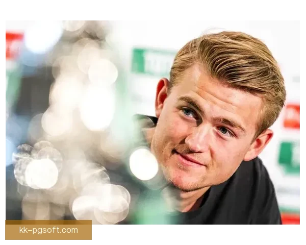 曼联官宣德里赫特入选荷甲最佳阵容候选名单